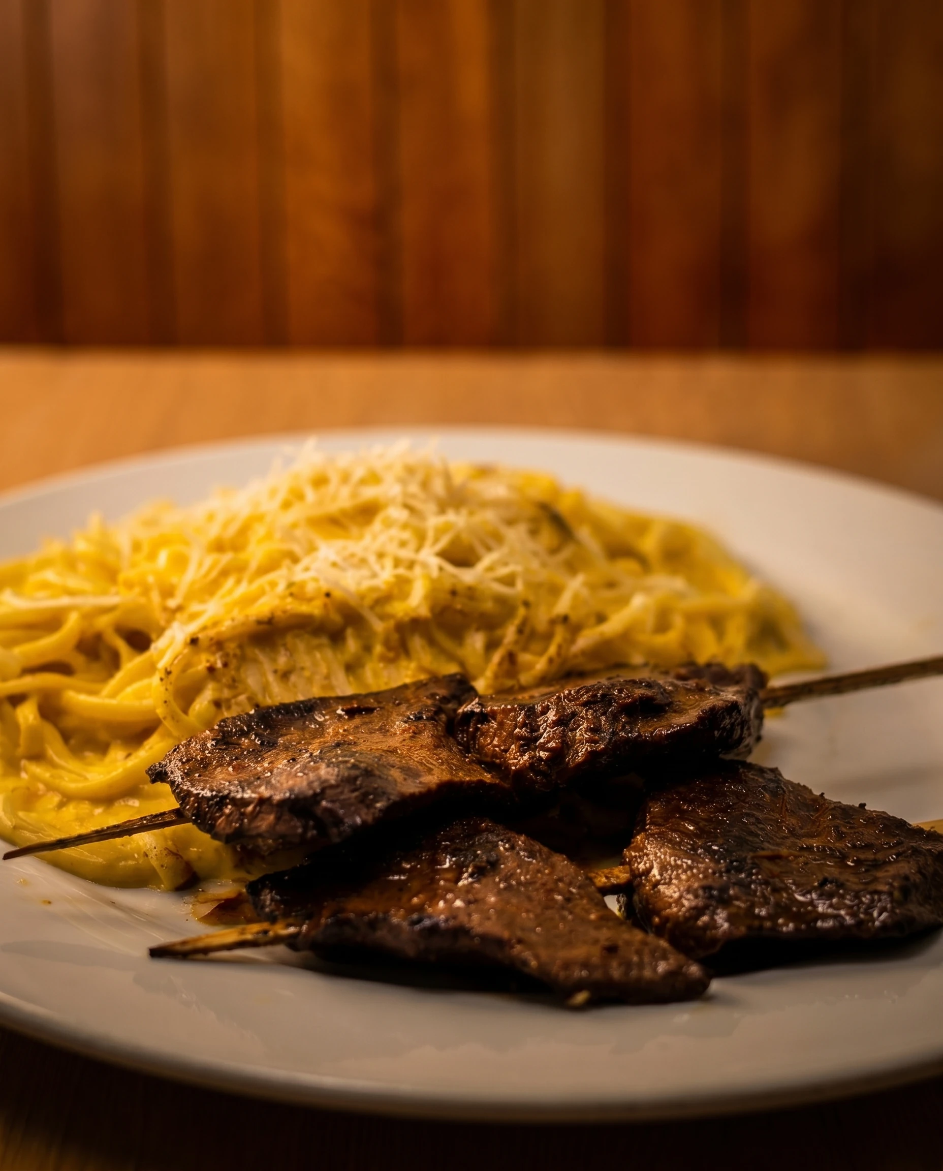 Fettuccini a la Huancaína con Anticucho
