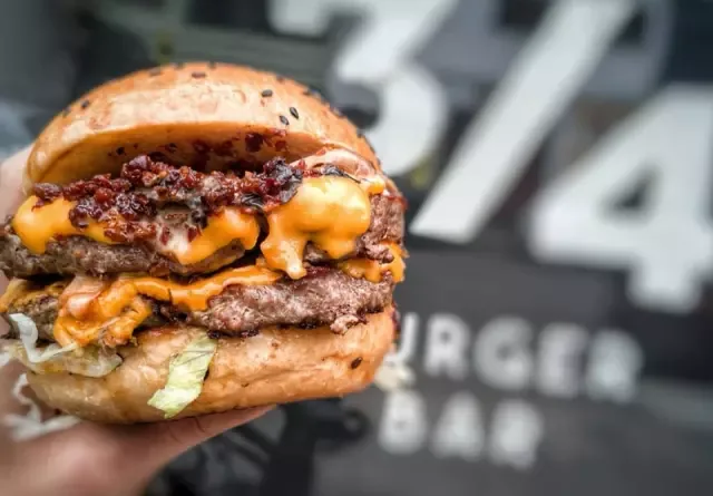 Tres Cuartos Burger Bar